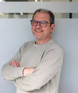 Antonio Fernández, especialista en la gestión de procesos legales para bajas de vehículos en A Coruña